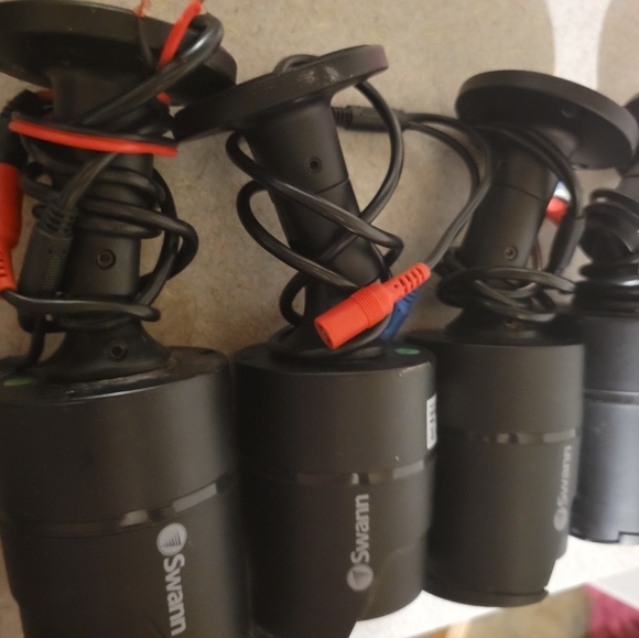 Swann security cameras with all cords to run - Picture 5 of 8